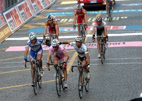 Giovanni Visconti (Italien Quick Step, Mitte) wird von seinem Teamkollegen ins Ziel begleitet - Radsport Herren Giro d Italia 2008, dItalia, Straßenradsport, Straße, Rad, Gruppe 11. Etappe: Urbania - Cesena Erschöpfung, Radsport Herren Giro d Italia 2008, dItalia, Straßenradsport, Straße, Rad, Gruppe 11. Etappe: Urbania - Cesena Erschöpfung,