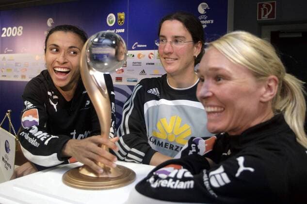 Birgit Prinz (1. FFC Frankfurt, Mitte) mit Marta (li.) und Frida Östberg (beide Umea IK) während der Pressekonferenz Fußball EC 3 Damen UEFA Women s Cup 2007 2008, Pokal, Europapokal, Europacup, Womens, Frauen, Frauenfußball Gruppe Frankfurt M. Freude, Fußball EC 3 Damen UEFA Women s Cup 2007 2008, Pokal, Europapokal, Europacup, Womens, Frauen, Frauenfußball Gruppe Frankfurt M. Freude,