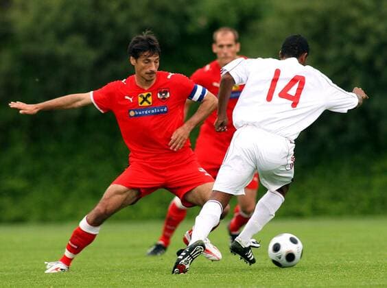 Ivica Vastic (Österreich, li.) im Duell - Fußball Länderspiel Herren Nationalteam 2008, Nationaltrikot, Test, Testspiel, Freundschaftsspiel Gruppe Österreich - Kuba 4:1 Lindabrunn Dynamik, Fußball Länderspiel Herren Nationalteam 2008, Nationaltrikot, Test, Testspiel, Freundschaftsspiel Gruppe Österreich - Kuba 4:1 Lindabrunn Dynamik,