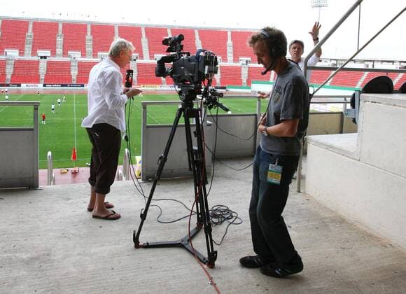 Arena Reporter Uli Köhler (Deutschland, li.) mit Kameramann am Rande des Trainings der deutschen Nationalmannschaft im Estadio San Moix auf Mallorca Fußball EM Herren EM 2008, Euro, Vorschau, Nationalmannschaft, Primera Division, 1. Spanische Liga, RCD Mallorca Gruppe Estadio San Moix Palma de Mallorca Fußball EM Herren EM 2008, Euro, Vorschau, Nationalmannschaft, Primera Division, 1. Spanische Liga, RCD Mallorca Gruppe Estadio San Moix Palma de Mallorca
