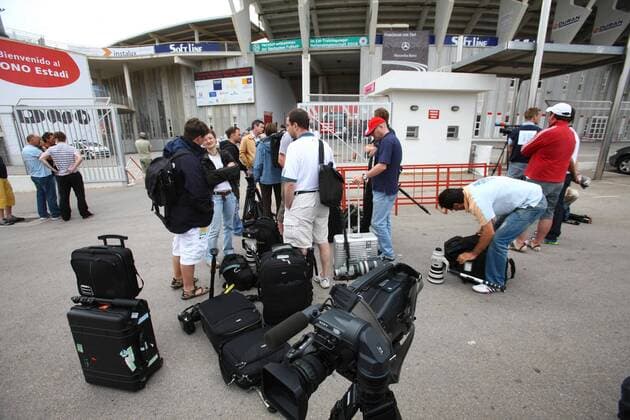 Reporter und Kamerateams am Rande des Trainings der deutschen Nationalmannschaft vor dem Estadio San Moix auf Mallorca Fußball EM Herren EM 2008, Euro, Vorschau, Nationalmannschaft, Primera Division, 1. Spanische Liga, RCD Mallorca Totale Estadio San Moix Palma de Mallorca Fußball EM Herren EM 2008, Euro, Vorschau, Nationalmannschaft, Primera Division, 1. Spanische Liga, RCD Mallorca Totale Estadio San Moix Palma de Mallorca
