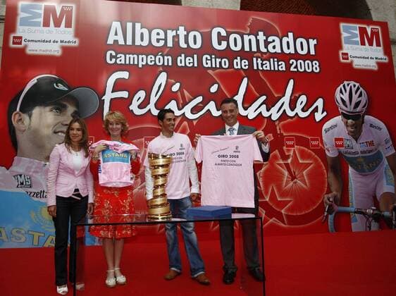Regionalpräsidentin Esparanza Aguirre (Madrid, 2.v.li.) würdigt Giro d Italia Sieger Alberto Contador (2.v.re., Astana beide Spanien) während eines Empfangs - - NOxONLINExUSE Radsport Herren Giro d Italia 2008, dItalia, Straßenradsport, Straße, Rad, Empfang, Ankunft Gruppe Pinto Freude, Begeisterung,