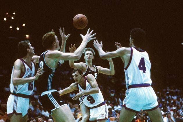 EuroBasket 2022, Historie, Die besten Spieler Europas Detlef Schrempf (Mitte hi.) und Uwe Blab (beide BR Deutschland, 2.v.li.) gegen Emir Mutapcic (Jugoslawien, Mitte vorn) Basketball OS Sommer Herren Olympische Spiele Los Angeles 1984, Sommerspiele, Länderspiel, Nationalteam, Nationaltrikot Gruppe Los Angeles, LA, L A Dynamik, Kampf, Basketball OS Sommer Herren Olympische Spiele Los Angeles 1984, Sommerspiele, Länderspiel, Nationalteam, Nationaltrikot Gruppe Los Angeles, LA, L A Dynamik, Kampf,