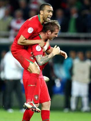 Jose Bosingwa (o.) und Raul Meireles (beide Portugal) - Torjubel - Fußball EM Herren Euro 2008, Länderspiel, Nationalteam, Nationaltrikot, Gruppe Genf Freude, Fußball EM Herren Euro 2008, Länderspiel, Nationalteam, Nationaltrikot, Gruppe Genf Freude,