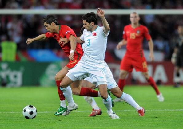 Cristiano Ronaldo (Portugal, li.) gegen Hakan Balta (Türkei) Fußball Länderspiel Herren EURO 2008, EM, Nationalteam, Nationaltrikot, Portugal - Türkei 2:0 Gruppe Genf Dynamik, Kampf, Fußball Länderspiel Herren EURO 2008, EM, Nationalteam, Nationaltrikot, Portugal - Türkei 2:0 Gruppe Genf Dynamik, Kampf,