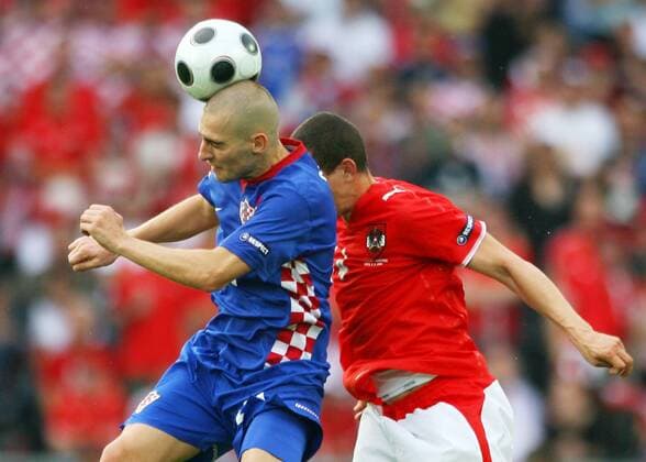 Mladen Petric (Kroatien, li.) gegen Emanuel Pogatetz (Österreich) - Fußball Länderspiel Herren Euro 2008, EM, Nationalmannschaft, Nationaltrikot, Österreich - Kroatien 0:1 Gruppe Wien Dynamik, Fußball Länderspiel Herren Euro 2008, EM, Nationalmannschaft, Nationaltrikot, Österreich - Kroatien 0:1 Gruppe Wien Dynamik,