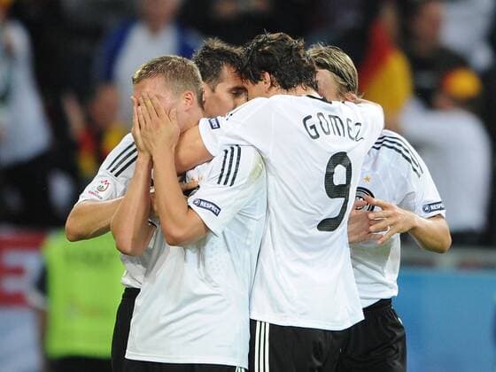 Torjubel Deutschland mit Torschütze Lukas Podolski (li.) - Fußball EM Herren Euro 2008, Länderspiel, Nationalmannschaft, Nationaltrikot, premiumd, Aufmacher Gruppe Klagenfurt Freude, Fußball EM Herren Euro 2008, Länderspiel, Nationalmannschaft, Nationaltrikot, premiumd, Aufmacher Gruppe Klagenfurt Freude,
