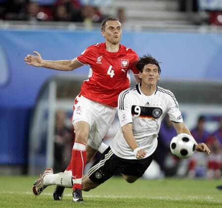 Mario Gomez (Deutschland, re.) gegen Pawel Golanski (Polen) Fußball Länderspiel Herren EURO 2008, EM, Nationalteam, Nationaltrikot, Deutschland - Polen Gruppe Klagenfurt Dynamik, Kampf, Fußball Länderspiel Herren EURO 2008, EM, Nationalteam, Nationaltrikot, Deutschland - Polen Gruppe Klagenfurt Dynamik, Kampf,