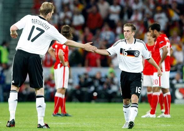 Per Mertesacker (li.) und Philipp Lahm (beide Deutschland) klatschen ab - Fußball EM Herren EURO 2008, Länderspiel, Nationalmannschaft, Nationaltrikot, Deutschland - Polen 2:0 Gruppe Klagenfurt Komik, Fußball EM Herren EURO 2008, Länderspiel, Nationalmannschaft, Nationaltrikot, Deutschland - Polen 2:0 Gruppe Klagenfurt Komik,