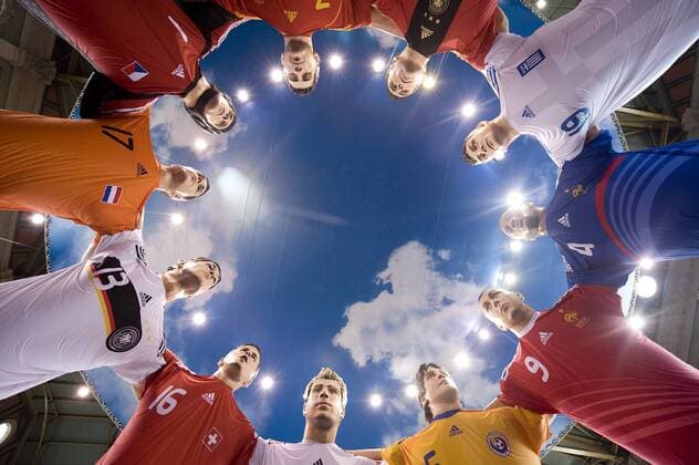 Übergroße, von Adidas gesponserte Nationalspieler schmücken während der EURO den Züricher Hauptbahnhof - Beginnend li. unt. - Michael Ballack (Deutschland), Tranquillo Barnetta (Schweiz), Andreas Ivanschitz (Österreich), Cristian Chivu (Rumänien) ... Fußball EM Herren EURO 2008, Nationalmannschaft, Nationaltrikot, Bahnhof Fußballfigur Fußballfiguren o0 PR Promo, Totale Fußballer Figur Werbekampagne Kunst Zürich, Werbeaktion, Promotionaktion Wirtschaft Harmonie Kameradschaft Fußball EM Herren EURO 2008, Nationalmannschaft, Nationaltrikot, Bahnhof Fußballfigur Fußballfiguren o0 PR Promo, Totale Fußballer Figur Werbekampagne Kunst Zürich, Werbeaktion, Promotionaktion Wirtschaft Harmonie Kameradschaft