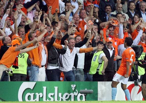 Giovanni van Bronckhorst (Niederlande) - Torjubel mit den Fans - Fußball Länderspiel Herren EURO 2008, EM, Nationalmannschaft, Nationaltrikot, Totale Bern Freude, Begeisterung, Fußball Länderspiel Herren EURO 2008, EM, Nationalmannschaft, Nationaltrikot, Totale Bern Freude, Begeisterung,