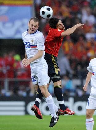 Aleksandr Anyukov (Rußland, li.) gegen David Villa (Spanien) - Fußball EM Herren Euro 2008, Nationalmannschaft, Länderspiel, Nationaltrikot, Spanien - Rußland Gruppe Innsbruck Dynamik, Fußball EM Herren Euro 2008, Nationalmannschaft, Länderspiel, Nationaltrikot, Spanien - Rußland Gruppe Innsbruck Dynamik,