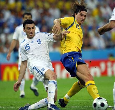 Zlatan Ibrahimovic (Schweden, re.) gegen Vasileios Torosidis (Griechenland) - Fußball EM Herren Euro 2008, Nationalmannschaft, Länderspiel, Nationaltrikot, Schweden - Griechenland Gruppe Salzburg Dynamik, Fußball EM Herren Euro 2008, Nationalmannschaft, Länderspiel, Nationaltrikot, Schweden - Griechenland Gruppe Salzburg Dynamik,