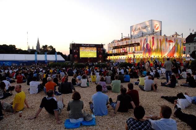 Public Viewing neben dem UniCredit Tower der Fan Zone in Wien - Fußball EM Herren Euro 2008, Fan Zone, Fanzone, Live Übertragung, Fußballübertragung, Liveübertragung Totale Wien Fußball EM Herren Euro 2008, Fan Zone, Fanzone, Live Übertragung, Fußballübertragung, Liveübertragung Totale Wien