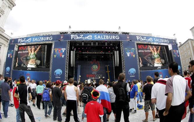 Public Viewing in der Fan Zone Salzburg - Fußball EM Herren Euro 2008, Fan Zone, Fanzone, Live Übertragung, Fußballübertragung, Liveübertragung, Totale Salzburg Fußball EM Herren Euro 2008, Fan Zone, Fanzone, Live Übertragung, Fußballübertragung, Liveübertragung, Totale Salzburg