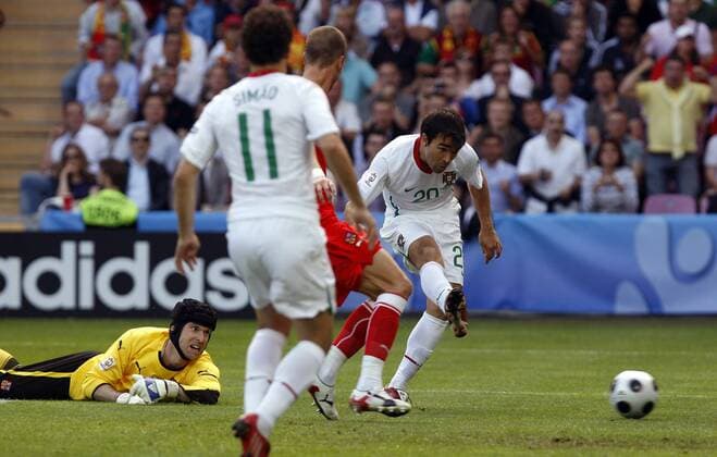 Deco (Portugal, re.) trifft zum 0:1 gegen Torwart Petr Cech (Tschechien) - - NOxONLINExUSE Fußball EM Herren Euro 2008, Länderspiel, Nationalteam, Nationaltrikot, Tschechien - Portugal 1:3 Gruppe Genf Dynamik, Fußball EM Herren Euro 2008, Länderspiel, Nationalteam, Nationaltrikot, Tschechien - Portugal 1:3 Gruppe Genf Dynamik,