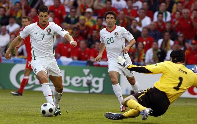 Cristiano Ronaldo (Portugal, li.) gegen Torwart Petr Cech (Tschechien) - - NOxONLINExUSE Fußball EM Herren Euro 2008, Länderspiel, Nationalteam, Nationaltrikot, Tschechien - Portugal 1:3 Gruppe Genf Dynamik, Fußball EM Herren Euro 2008, Länderspiel, Nationalteam, Nationaltrikot, Tschechien - Portugal 1:3 Gruppe Genf Dynamik,