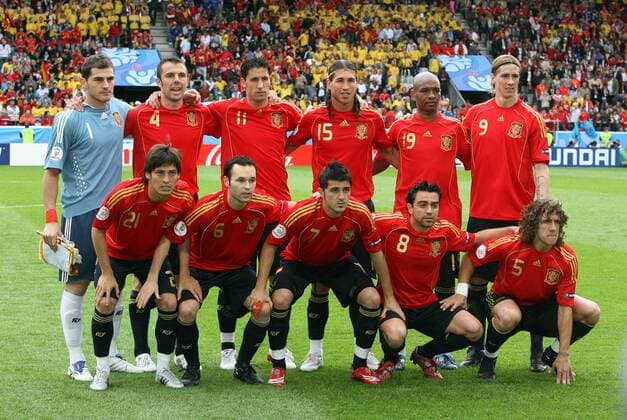 Mannschaftsfoto Spanien, hi.v.li.: Torwart Iker Casillas, Carlos Marchena, Joan Capdevila, Sergio Ramos, Marcos Senna und Fernando Torres, vorn v.li.: David Silva, Andres Iniesta, David Villa, Xavi Hernandez und Carles Puyol Fußball Länderspiel Herren EURO 2008, EM, Nationalteam, Nationaltrikot, Spanien Totale Innsbruck