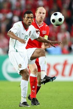 Nani (Portugal, li.) gegen Ludovic Magnin (Schweiz) - Fußball Länderspiel Herren EURO 2008, EM, Nationalteam, Nationaltrikot, Schweiz - Portugal 2:0 Gruppe Basel Dynamik, Kampf, Fußball Länderspiel Herren EURO 2008, EM, Nationalteam, Nationaltrikot, Schweiz - Portugal 2:0 Gruppe Basel Dynamik, Kampf,