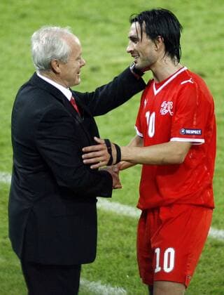Nationaltrainer Jakob Kuhn und Hakan Yakin (beide Schweiz) - Schlussjubel - Fußball EM Herren EURO 2008, Länderspiel, Nationalmannschaft, Nationaltrikot, Gruppe Basel Freude, Fußball EM Herren EURO 2008, Länderspiel, Nationalmannschaft, Nationaltrikot, Gruppe Basel Freude,