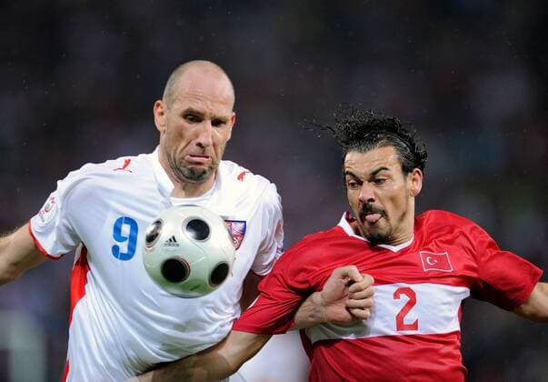 Jan Koller (Tschechien, li.) gegen Servet Cetin (Türkei) - Fußball Länderspiel Herren EURO 2008, EM, Nationalteam, Nationaltrikot, Türkei - Tschechien 3:2 Gruppe Genf Dynamik, Kampf, Fußball Länderspiel Herren EURO 2008, EM, Nationalteam, Nationaltrikot, Türkei - Tschechien 3:2 Gruppe Genf Dynamik, Kampf,