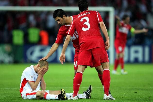 Jan Koller (Tschechien, li.) verzweifelt, getröstet von Arda Turan (Mitte) und Hakan Balta (beide Türkei) - Fußball EM Herren EURO 2008, Länderspiel, Nationalmannschaft, Nationaltrikot, Türkei - Tschechien 3:2 Gruppe Genf Enttäuschung, Verzweiflung, Fußball EM Herren EURO 2008, Länderspiel, Nationalmannschaft, Nationaltrikot, Türkei - Tschechien 3:2 Gruppe Genf Enttäuschung, Verzweiflung,