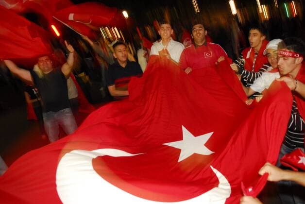 Türkische Fans jubeln in Berlin anlässlich der Euro 2008 Fußball EM Herren EURO 2008, Länderspiel, Nationalteam, Feier, feiern, Vdig Gruppe Kurfürstendamm, Kudamm Berlin Freude, Fußball EM Herren EURO 2008, Länderspiel, Nationalteam, Feier, feiern, Vdig Gruppe Kurfürstendamm, Kudamm Berlin Freude,
