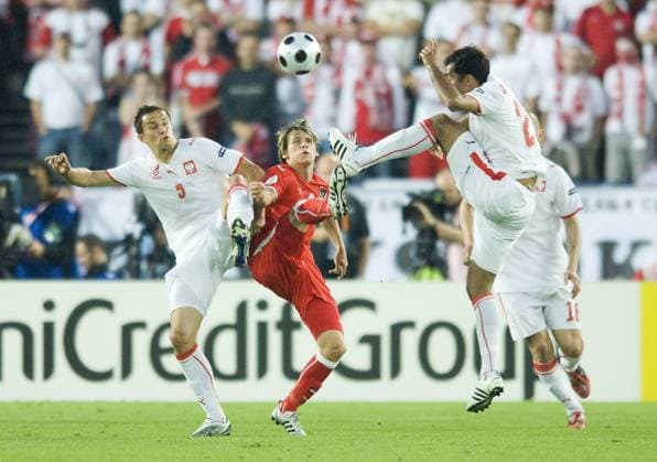 Christoph Leitgeb (Österreich, Mitte) gegen Dariusz Dudka (li.) und Roger Guerreiro (beide Polen) Fußball EM Herren Euro 2008, Länderspiel, Nationalmannschaft, Nationaltrikot, Österreich - Polen 1:1 Gruppe Wien Dynamik, Fußball EM Herren Euro 2008, Länderspiel, Nationalmannschaft, Nationaltrikot, Österreich - Polen 1:1 Gruppe Wien Dynamik,