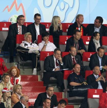 Bundestrainer Joachim Löw (Deutschland) muß wegen Meckerns auf der Tribüne Platz nehmen, in bester Gesellschaft von Bastian Schweinsteiger, Teammanager Oliver Bierhoff und Gattin Klara, Boris Becker und Elvira Netzer, der Frau von Günther Netzer, ... Fußball EM Herren EURO 2008, Länderspiel, Nationalmannschaft, Totale Wien Fußball EM Herren EURO 2008, Länderspiel, Nationalmannschaft, Totale Wien