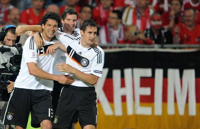 Torjubel Deutschland, v.li.: Michael Ballack, Arne Friedrich und Miroslav Klose - Fußball EM Herren Euro 2008, Länderspiel, Nationalmannschaft, Nationaltrikot, Gruppe Wien Freude, Fußball EM Herren Euro 2008, Länderspiel, Nationalmannschaft, Nationaltrikot, Gruppe Wien Freude,