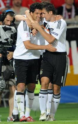 Michael Ballack (li.) und Miroslav Klose (beide Deutschland) - Torjubel - Fußball EM Herren Euro 2008, Länderspiel, Nationalmannschaft, Nationaltrikot, Gruppe Wien Freude, Fußball EM Herren Euro 2008, Länderspiel, Nationalmannschaft, Nationaltrikot, Gruppe Wien Freude,