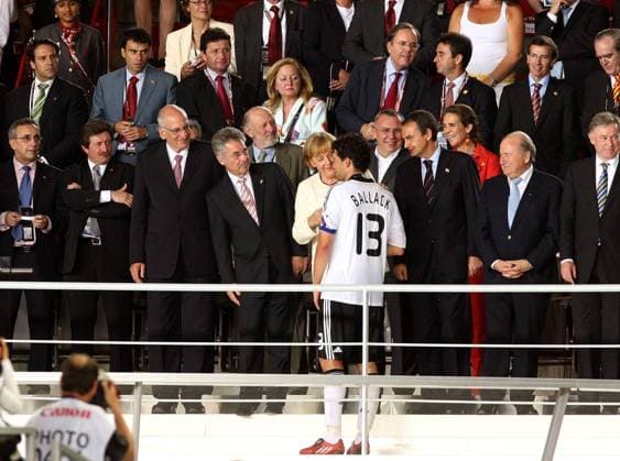 Siegerehrung EM 2008, mit Michael Ballack, Bundeskanzlerin Angela Merkel, Ministerpräsident Jose Luis Zapatero (Spanien), Bundespräsident Heinz Fischer (Österreich), Staatspräsident Pascal Couchepin, FIFA ... - Fußball EM Herren Euro 2008, Länderspiel, Nationalteam, Finale, Nationaltrikot Totale Wien