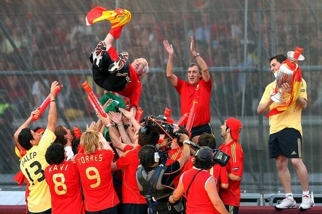 Spanien feiert den EM Titel 2008, mit Nationaltrainer Luis Aragones (o.) - (pan26688) Fußball EM Herren Euro 2008, Nationalteam, Empfang, Fanfest, Fan Fest, Party, Siegesfeier, Ankunft, Feier, Gruppe Madrid Harmonie, Freude, Begeisterung,