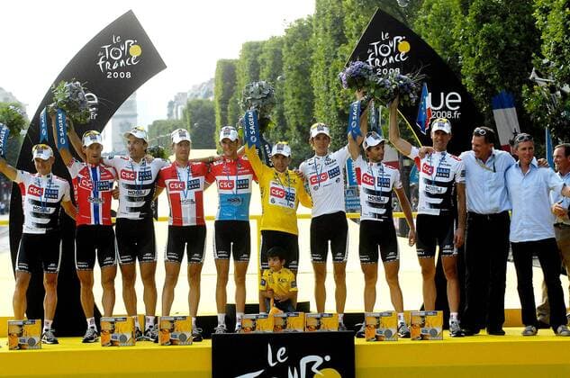 CSC gewinnt die Mannschaftswertung der Tour de France 2008, v.li.: Stuart O Grady (Australien), Kurt Asle Arvesen (Norwegen), Fabian Cancellara (Schweiz), Nicki Sörensen (Dänemark), Fränk Schleck (Luxemburg), Carlos Sastre ... - Radsport Herren Tour de France 2008, Straßenradsport, Straße, Rad, Siegerehrung Totale Champs Elysees, Elysee 21. Etappe: Etampes - Paris Freude,