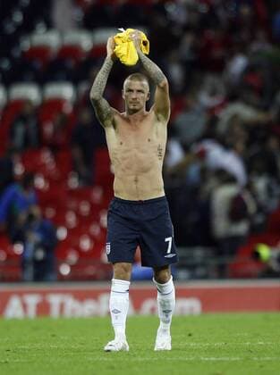 David Beckham (England) bedankt sich bei den Anhängern - EDITORIAL USE ONLY. No use with unauthorised audio, video, data, fixture lists, club league logos or live services. Online in-match use limited to 120 images, no video emulation. No use in betting, games or single club league player publications. Fußball Länderspiel Herren Freundschaftsspiel 2008, Test, Testspiel, Nationalteam, Nationaltrikot, Einzelbild London