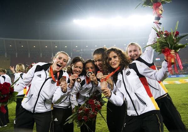 Deutschland ist Olympiadritter 2008, v.li.: Anja Mittag, Renate Lingor, Sandra Smisek, Celia Okoyino da Mbabi, Fatmire Bajramaj und Conny Pohlers Fußball OS Sommer Damen Olympische Spiele 2008, Sommerspiele, Länderspiel, Spiel um Platz Drei, Nationalteam, Frauenfußball Gruppe Beijing Begeisterung, Freude,
