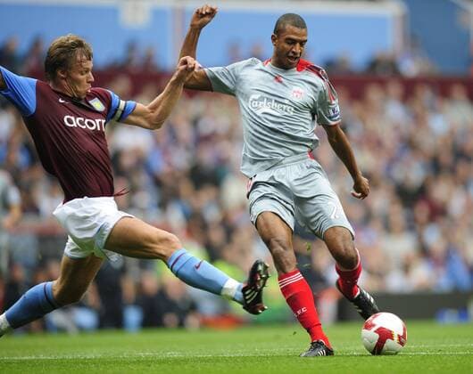 David N Gog (Liverpool, re.) gegen Martin Laursen (Aston Villa) - EDITORIAL USE ONLY. No use with unauthorised audio, video, data, fixture lists, club league logos or live services. Online in-match use limited to 120 images, no video emulation. No use in betting, games or single club league player publications. Fußball Herren English Premier League 2008 2009, 1. Englische Liga, Aston Villa - Liverpool FC Gruppe Birmingham Dynamik,