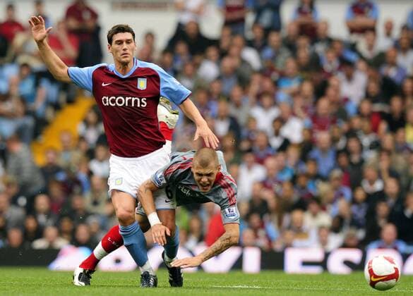 Martin Skrtel (Liverpool, re.) gegen Gareth Barry (Aston Villa) - EDITORIAL USE ONLY. No use with unauthorised audio, video, data, fixture lists, club league logos or live services. Online in-match use limited to 120 images, no video emulation. No use in betting, games or single club league player publications. Fußball Herren English Premier League 2008 2009, 1. Englische Liga, Aston Villa - Liverpool FC Gruppe Birmingham Dynamik, Kampf,