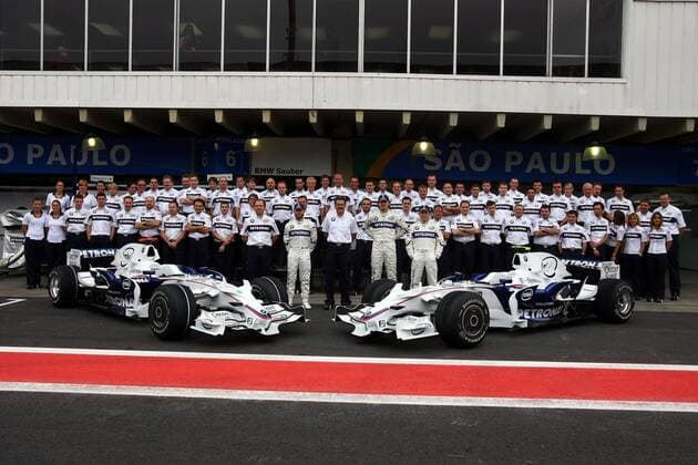 BMW Sauber Team mit Teamchef Dr. Mario Theissen (Mitte) und den Piloten Nick Heidfeld (beide Deutschland, vorn 2.v.li.), Robert Kubica (Polen, vorn 2.v.re.) und Testfahrer Christian Klien (Österreich, vorn, re.) Motorsport Grand Prix Herren Großer Preis von Brasilien 2008, Formel 1 Weltmeisterschaft, F1, F, GP, WM, Freies Training, Vdig Totale Interlagos Sao Paulo