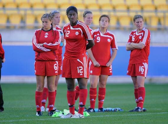 Enttäuschung bei Kanada U17 nach dem Ausscheiden im Viertelfinale, v.li.: Shelina Zadorsky, Nkem Ezurike, Amy Harrison und Alexandra Smith - Fußball Länderspiel Damen U17 WM 2008, U 17 Frauen, Frauenfußball, Jugend, Nachwuchs, Junioren, Juniorinnen, Nationalteam Gruppe Wellington Enttäuschung,