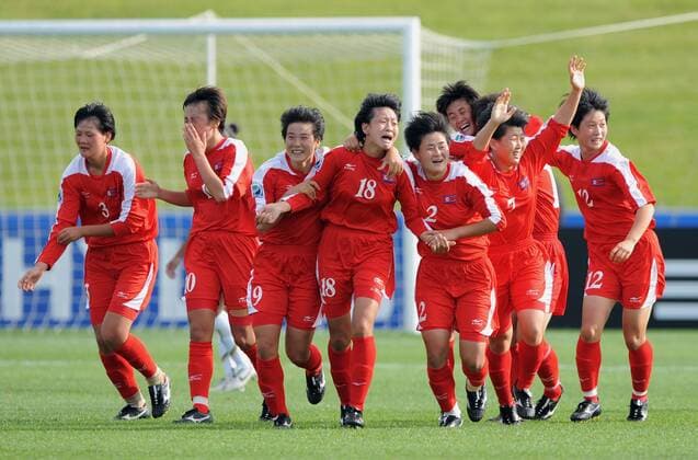 Kim Un Hyang (Nordkorea U17, Mitte) jubelt mit ihren Teamkolleginnen - Fußball Länderspiel Damen U 17 WM 2008, U17, Junioren, Juniorinnen, Nachwuchs, Jugend, Frauen, Frauenfußball, Finale Gruppe Auckland Begeisterung, Freude,