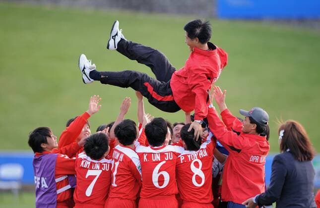 IMAGO Iconic Moments, Fußball - Frauen Nationaltrainer Ri Ui Ham (Nordkorea) lässt sich für den U17 Weltmeistertitel 2008 feiern - Fußball Länderspiel Damen U 17 WM 2008, U17, Junioren, Juniorinnen, Nachwuchs, Jugend, Frauen, Frauenfußball, Finale Gruppe Auckland Begeisterung, Freude,