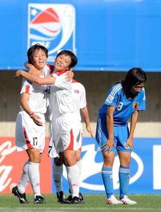 Un Hyang Ri (li.) und Kuk Hui Pak (Nordkorea U20, Mitte) - Torjubel, Kie Koyama (Japan U20) enttäuscht - Fußball Länderspiel Damen U20 WM 2008, U 20 Länderspiel, Nationalteam, Nationaltrikot, Frauen, Frauenfußball Gruppe La Florida, Santiago de Chile Freude, Enttäuschung,