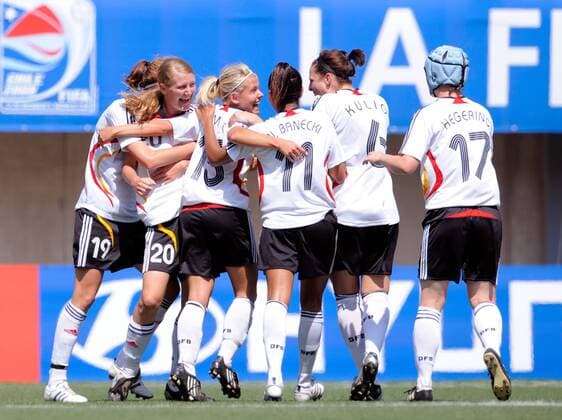 Torjubel Deutschland U20, v.li.: Stefanie Mirlach, Marie Pollmann, Julia Simic, Nicole Banecki, Kim Kulig und Marina Hegering - Fußball WM Damen U20 WM 2008, U 20, Frauen, Frauenfußball, Länderspiel, Nationalteam, Nationaltrikot Spiel um Platz 3 Gruppe La Florida, Santiago de Chile Glück, Freude, Begeisterung, Kameradschaft,