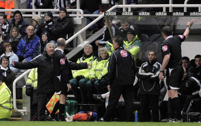 Trainer Joe Kinnear (Newcastle, li.) wird von Schiedsrichter Phil Dowd auf die Tribüne geschickt - EDITORIAL USE ONLY. No use with unauthorised audio, video, data, fixture lists, club league logos or live services. Online in-match use limited to 120 images, no video emulation. No use in betting, games or single club league player publications. Fußball Herren FA Cup 2008 2009, Englischer Pokal, Pokalspiel, Newcastle United Gruppe Newcastle Wut,