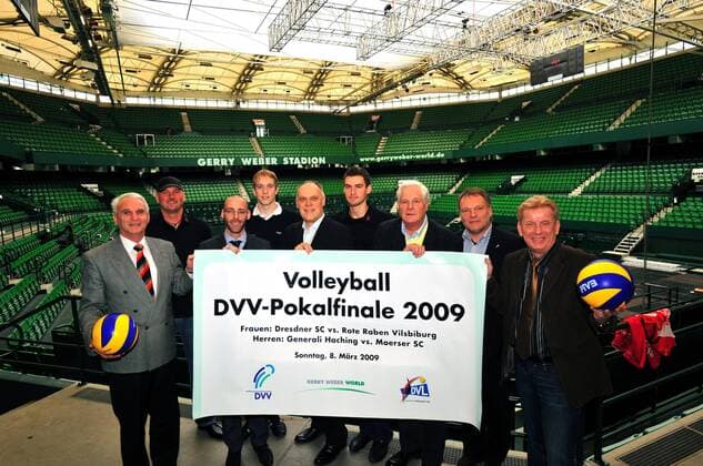 DVV Pokalfinale 2009 im Gerry Weber Stadion, v.li.: WVV Präsident Matthias Fell, Trainer Georg Grozer (Moers), DVL Geschäftsführer Thorsten Endres, Markus Pielmeier (Haching), Marketingleiter des Gerry Weber Stadions Horst Erpenbeck, Dominik Sikorski... Volleyball Herren DVV Pokal 2008 2009, Pokalspiel Pokalfinale Finale Vorschau Pressetermin Damen Rote Raben Stadion Totale Moerser SC, Generali Unterhaching, Vdig, quer, Halle Westfalen, Schriftzug