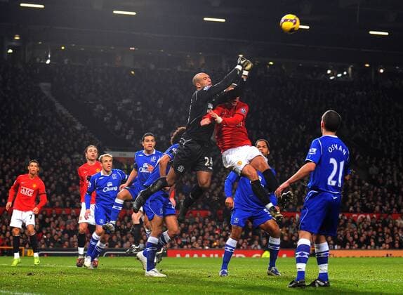 Tim Howard (Everton, li.) gegen Nemanja Vidic (Manchester United) - EDITORIAL USE ONLY. No use with unauthorised audio, video, data, fixture lists, club league logos or live services. Online in-match use limited to 120 images, no video emulation. No use in betting, games or single club league player publications. Fußball Herren English Premier League 2008 2009, 1. Englische Liga, Manchester United - FC Everton, ManU Totale Manchester Dynamik,