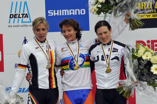 Siegerehrung Radcross WM 2009: Weltmeisterin Marianne Vos (Niederlande, Mitte), Hanka Kupfernagel (Deutschland, li.) und Katie Compton (USA) - Radsport WM Damen Radcross WM 2009, Rad, Cross, Querfeldein, Querfeldeinrennen, Querfeldeinfahren, Cyclocross, Cyclo Gruppe Hoogerheide Freude,