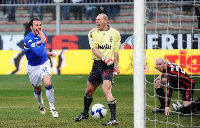 Torwart Christian Abbiati (AC Mailand, Mitte) wütend ob eines Torerfolgs von Giampaolo Pazzini (Sampdoria Genua, li.), daneben Philippe Senderos (AC Mailand) - Fußball Herren Serie A 2008 2009, 1. Italienische Liga, Sampdoria Genua - AC Mailand 2:1, Milan Gruppe Genua Begeisterung, Freude, Enttäuschung, Wut, Verzweiflung,