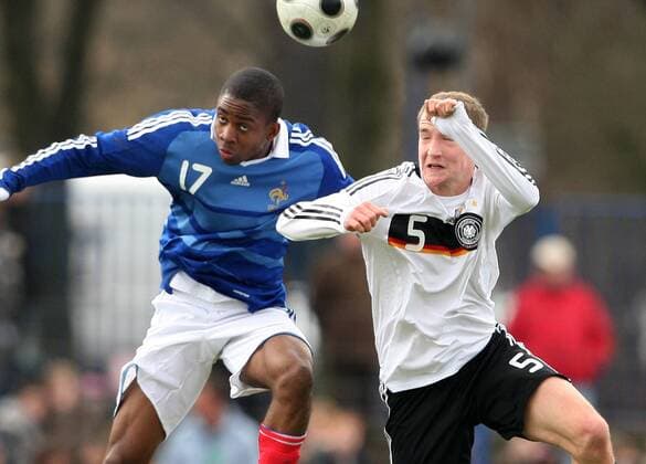 Cedric Bakambu (Frankreich U18, li.) gegen Sebastian Neumann (Deutschland, U18) Fußball Länderspiel Herren Freundschaftsspiel 2009, Test, Testspiel, Nationalteam, U 18, Jugend, Nachwuchs, Junioren, Vdig Gruppe Grimma Dynamik,